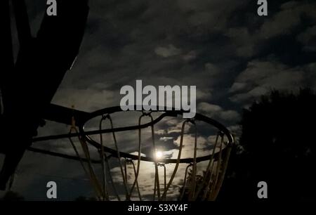 Vollmond am Rand. Stockfoto