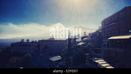 Blick auf den Ätna von Taormina am späten Nachmittag verursacht Silhouetten in Sizilien Italien Stockfoto
