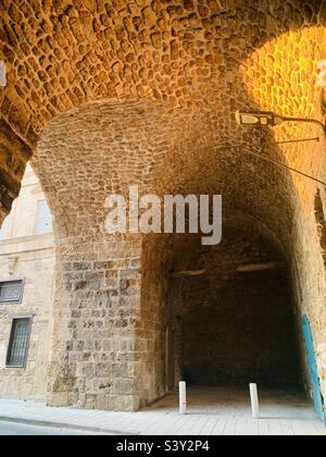 Schöne historische Gebäude in der Altstadt von Akko, Israel. Stockfoto