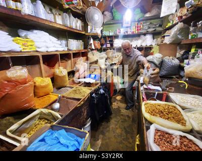 Azmi- Besitzer des tollen Gewürzladens im muslimischen Viertel in der Altstadt von Jerusalem. Stockfoto