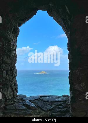 Newland Island vor der Mündung der Kamelmündung, North Cornwall, gesehen durch ein Fenster des Daymark am Stepper Point, Oktober. Stockfoto