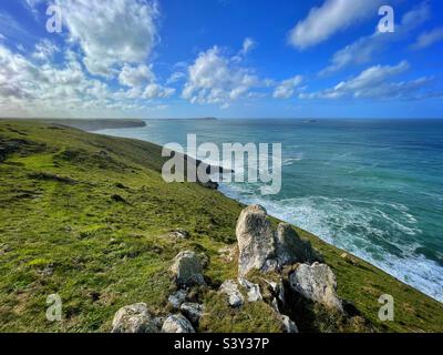 Blick entlang der Küste von North Cornwall vom Stepper Point aus mit Trevose Head in der Ferne, Oktober. Stockfoto