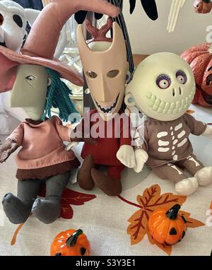 Alptraum vor Weihnachten Puppen und Figuren auf einem Beistelltisch dienen jedes Jahr als Halloween-Dekoration in einem Haus in Utah, USA. Stockfoto