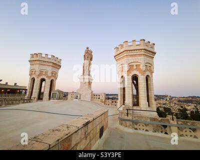 Das Dach der Notre Dame gegenüber dem Neuen Tor in Jerusalem, Israel. Stockfoto