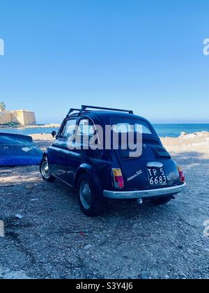 Fiat Nuova 500 (1957–1961) am Strand in Trapani, Sizilien, Italien, Stockfoto