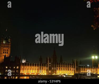Houses of Parliament an der Themse, Westminster, London bei Nacht Stockfoto