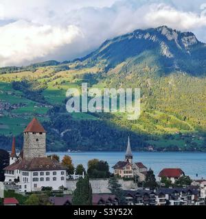 Schloss Spiez mit dem Thunersee, Schweiz Stockfoto