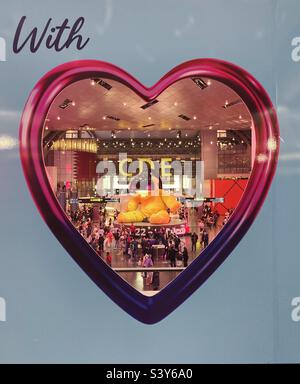 ‘With Love’ Foto-Spot am Hama International Airport, Doha, Katar Stockfoto