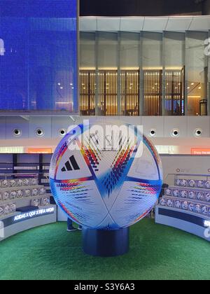 Riesenfußball am internationalen Flughafen Hamad, Doha, Katar Stockfoto