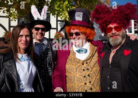 Menschen, die in Kostümen gekleidet sind, um an einer lustigen Schatzsuche teilzunehmen. Stratford-upon-Avon Warwickshire, England, Großbritannien Stockfoto