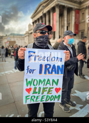 "Freedom for Iran" und "Women's Freedom in Iran" protestieren am Trafalgar Square, London, 15. Oktober 2022 Stockfoto