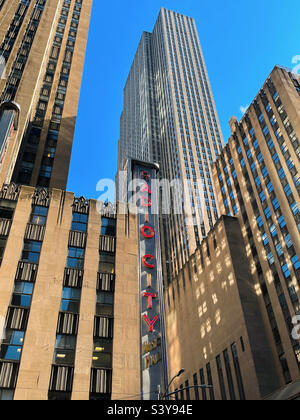 Die Radio City Music Hall befindet sich in der 6. Avenue am Rockefeller Center, 2022, New York City, USA Stockfoto
