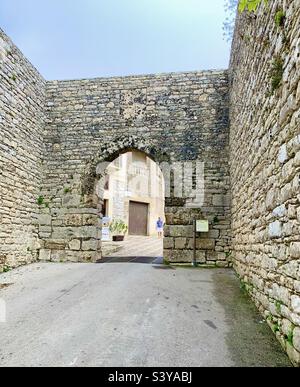 Porta Trapani Eingang zur mittelalterlichen ummauerten Stadt Erice, Trapani, Sizilien, Italien. Stockfoto