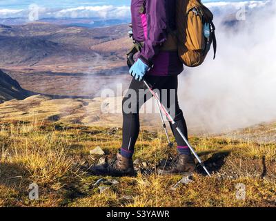 Frau beim Bergwandern in den schottischen Highlands, Schottland Stockfoto