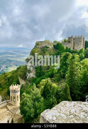 Torretta Pepoli und Castello de Venere in der mittelalterlichen Hügelstadt Erice, Trapani, Sizilien, Italien. Stockfoto