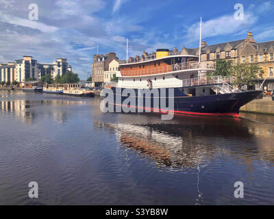 The Shore, Leith, Schottland. Das Ocean Mist-Boot, heute ein Boutique-Hotel, eine Bar und ein Restaurant, ist dauerhaft im Wasser von Leith verankert. Stockfoto