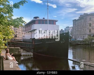 The Shore, Leith, Edinburgh, Schottland. Das Ocean Mist-Boot, heute ein Boutique-Hotel, eine Bar und ein Restaurant, ist dauerhaft im Wasser von Leith verankert. Stockfoto