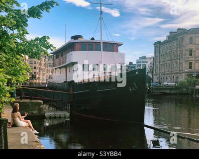 The Shore , Leith, Edinburgh, Schottland. Das Ocean Mist-Boot, heute ein Boutique-Hotel, eine Bar und ein Restaurant, ist dauerhaft im Wasser von Leith verankert. Stockfoto