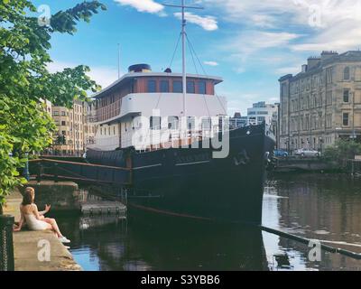 The Shore, Leith, Edinburgh, Schottland. Das Ocean Mist-Boot, heute ein Boutique-Hotel, eine Bar und ein Restaurant, ist dauerhaft im Wasser von Leith verankert. Stockfoto