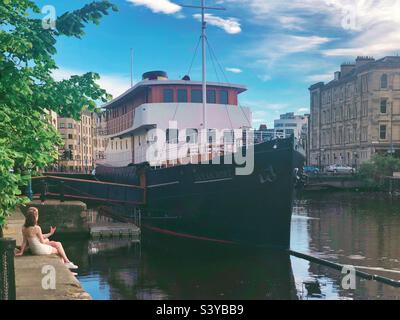 The Shore, Leith, Edinburgh, Schottland. Das Ocean Mist-Boot, heute ein Boutique-Hotel, eine Bar und ein Restaurant, ist dauerhaft im Wasser von Leith verankert. Stockfoto