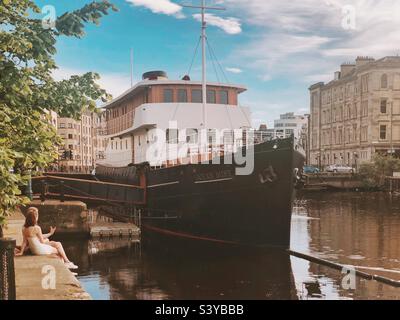 The Shore , Leith, Edinburgh, Schottland. Das Ocean Mist-Boot, heute ein Boutique-Hotel, eine Bar und ein Restaurant, ist dauerhaft im Wasser von Leith verankert. Stockfoto