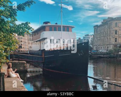 The Shore, Leith, Edinburgh, Schottland. Das Ocean Mist-Boot, heute ein Boutique-Hotel, eine Bar und ein Restaurant, ist dauerhaft im Wasser von Leith verankert. Stockfoto