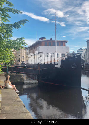 The Shore, Leith, Edinburgh, Schottland. Das Ocean Mist-Boot, heute ein Boutique-Hotel, eine Bar und ein Restaurant, ist dauerhaft im Wasser von Leith verankert. Stockfoto