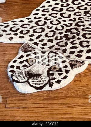 Nahaufnahme eines gepunkteten Leopardenteppichs Stockfoto