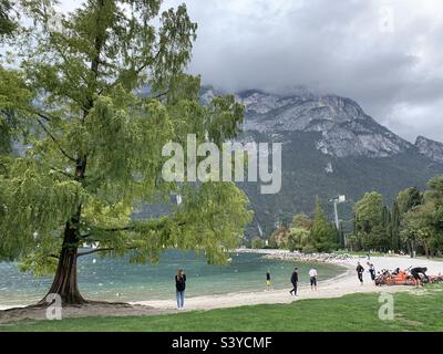 Torbole Strand Gardasee Stockfoto