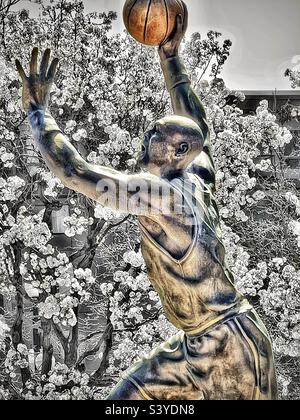 Ein Blick von der Vivint Arena, dem Heimatplatz des NBA-Teams Utah Jazz, von der Statue des Jazz großen Karl Malone aus, der auf die Straßen des SLC in der Innenstadt blickt. Stockfoto