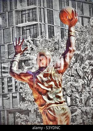 Ein Blick von der Vivint Arena, dem Heimatplatz des NBA-Teams Utah Jazz, hinter der Statue des Jazz-Großen Karl Malone, der auf die SLC-Straßen in der Innenstadt blickt. Stockfoto