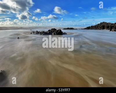 Mewslade Beach, Gower, Swansea, Wales. Ankommende Flut. Stockfoto