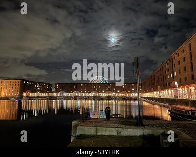 Albert Dock, Liverpool mit großem Rad im Hintergrund. Stockfoto