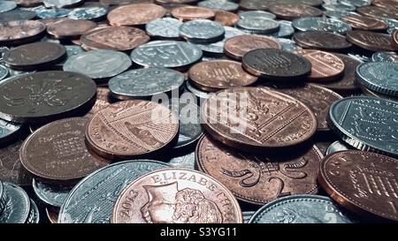 Zufälliger Haufen kleiner Bronze- und Silbermünzen Stockfoto