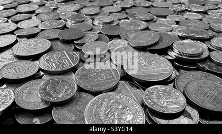 Zufälliger Haufen kleiner Bronze- und Silbermünzen Stockfoto