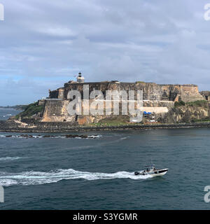 März 2022, Alte San Juan-Mauer von einem Kreuzschiff aus gesehen, San Juan, Puerto Rico, USA Stockfoto