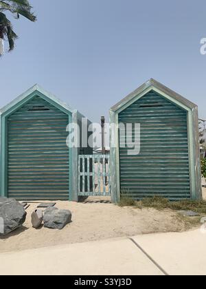 Strandhütten am Strand von La Mer in Dubai Stockfoto