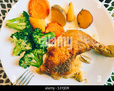 Gebratenes Huhn, Brokkoli und gemischtes Gemüse Stockfoto