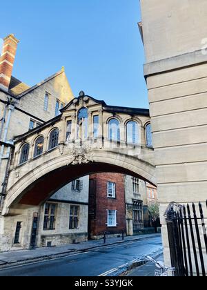 Die Hertford Bridge, oft auch „Bridge of Seufzer“ genannt, ist ein Skyway, der zwei Teile des Hertford College über die New College Lane in Oxford, England, verbindet. Lustige Fakten - ein Harry Potter Drehort. Stockfoto