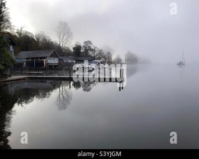 Am frühen Morgen ist Lake Windermere mit Nebel bedeckt, Cumbria Lake District Stockfoto