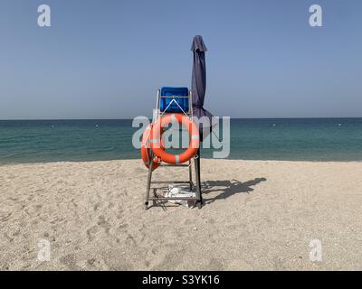 Rettungsschwimmer Ausrüstung an einem einsamen Strand Stockfoto