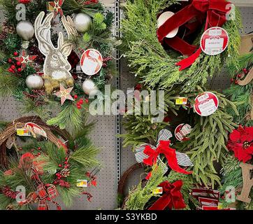 Weihnachtsgrün, Kranze und anderes Dekor, das während der Weihnachtszeit in einem lokalen Walmart in Utah, USA, zum Verkauf angeboten wird. Stockfoto