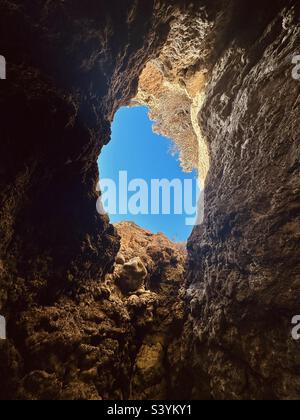 Blick auf den blauen Himmel von der inneren Meereshöhle Stockfoto