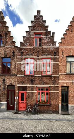 Altes Stadthaus in Brugges mit niedlicher Backsteinfassade Stockfoto