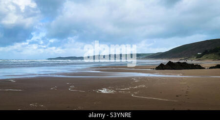 Einige Besucher genießen einen Herbstspaziergang am Woolacombe Beach Stockfoto