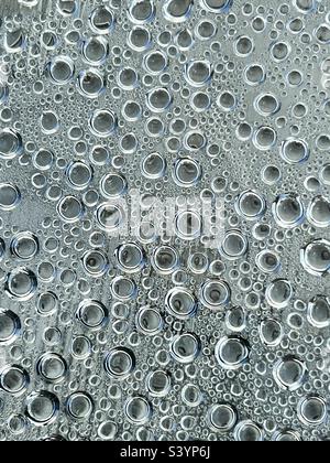 Kondensation auf kaltem Glas Stockfoto