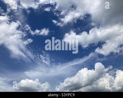 Weiche Wolken mit hellblauem Hintergrund. Wenn man hinsieht, sieht man die Form eines Herzens in der Mitte. Stockfoto