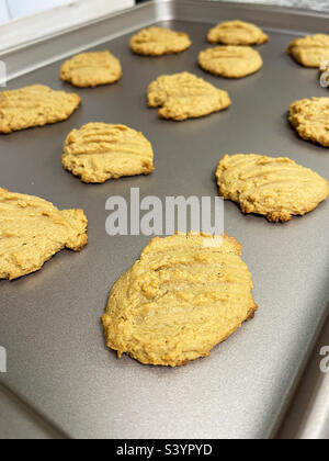 Hausgemachte Erdnussbutterkekse auf einer Backform. Heiß aus dem Ofen. Stockfoto