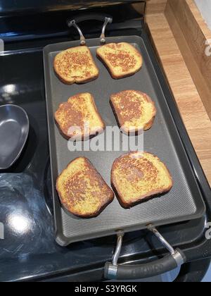 French Toast auf einem Grill Stockfoto