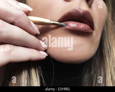 Auftragen von flüssigem Lippenstift Stockfoto